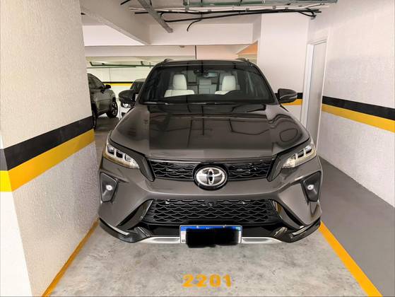 TOYOTA HILUX SW4 2.8 D-4D TURBO DIESEL DIAMOND 7L 4X4 AUTOMÁTICO